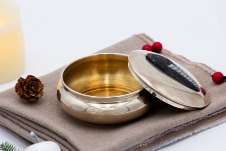 Guarda jóias em prata lisa de forma circular com aplicação na tampa amovível e interior dourado.